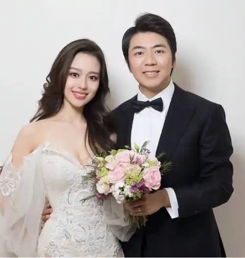 郎朗老婆素颜曝光!出门被拍?_吉娜_人们_气质