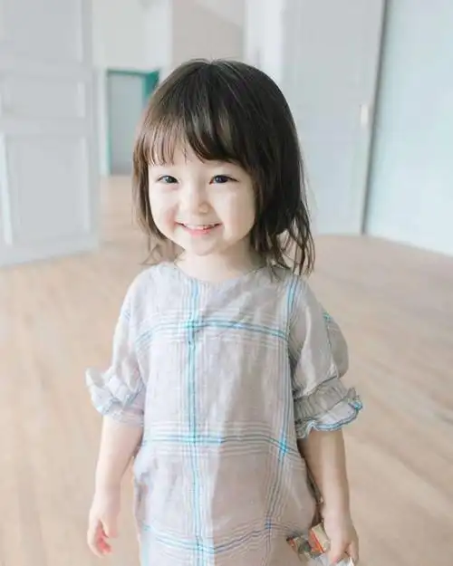 3岁小萌娃连烫发都不忘对著镜头撒娇,还跳舞装可爱,微笑迷翻网友:这就