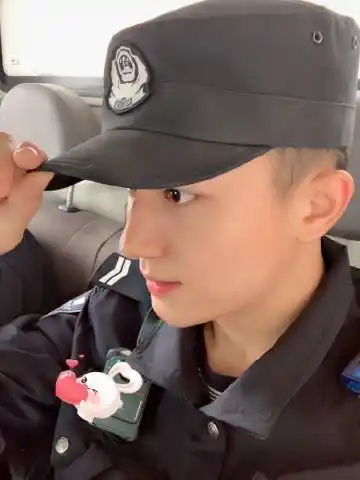 sesoii:       江西警察小哥哥周晨宇