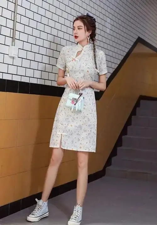 穿旗袍的麻花辫小姐姐