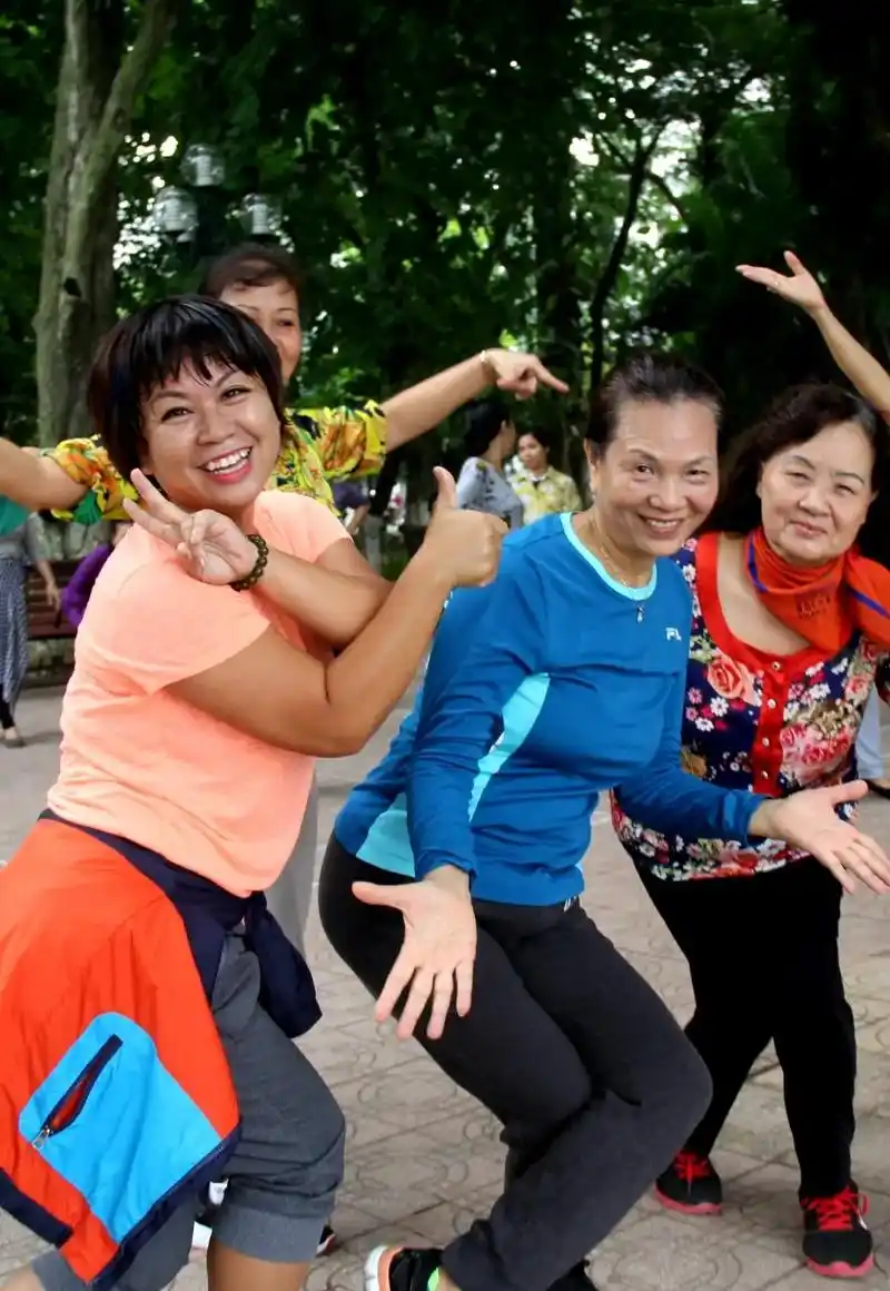 图文来了 #实景拍摄#越南旅行 原来不只是中国大妈跳广场舞 - 抖音