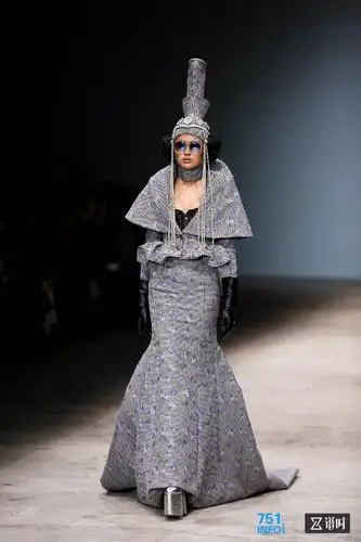 伦敦归来|胡社光"丝路·民族"大秀压轴中国国际时装周秀场