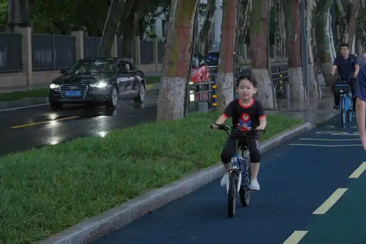 游客尽享自然之美,东湖绿道三期贯通后迎首个周末____