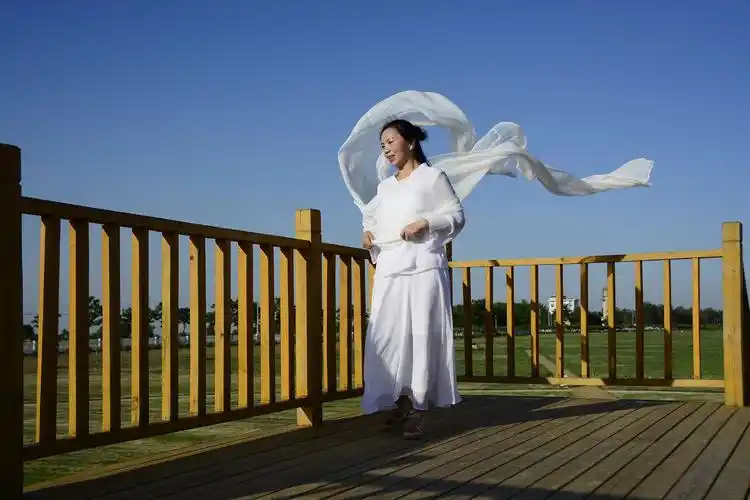 一直想做这样的女人,娴静而内敛,气质典雅而不孤芳