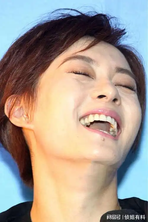 孙俪各活动现场近距离直拍,穿搭还行,就是有点牙齿黄,鼻孔脏!