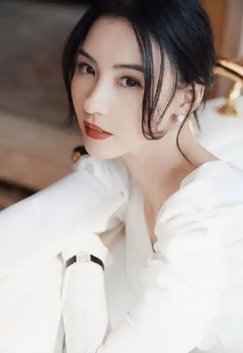 51岁宣萱素颜与猪大肠合影,皮肤细腻眼神发亮,却被指看完犯恶心_食物