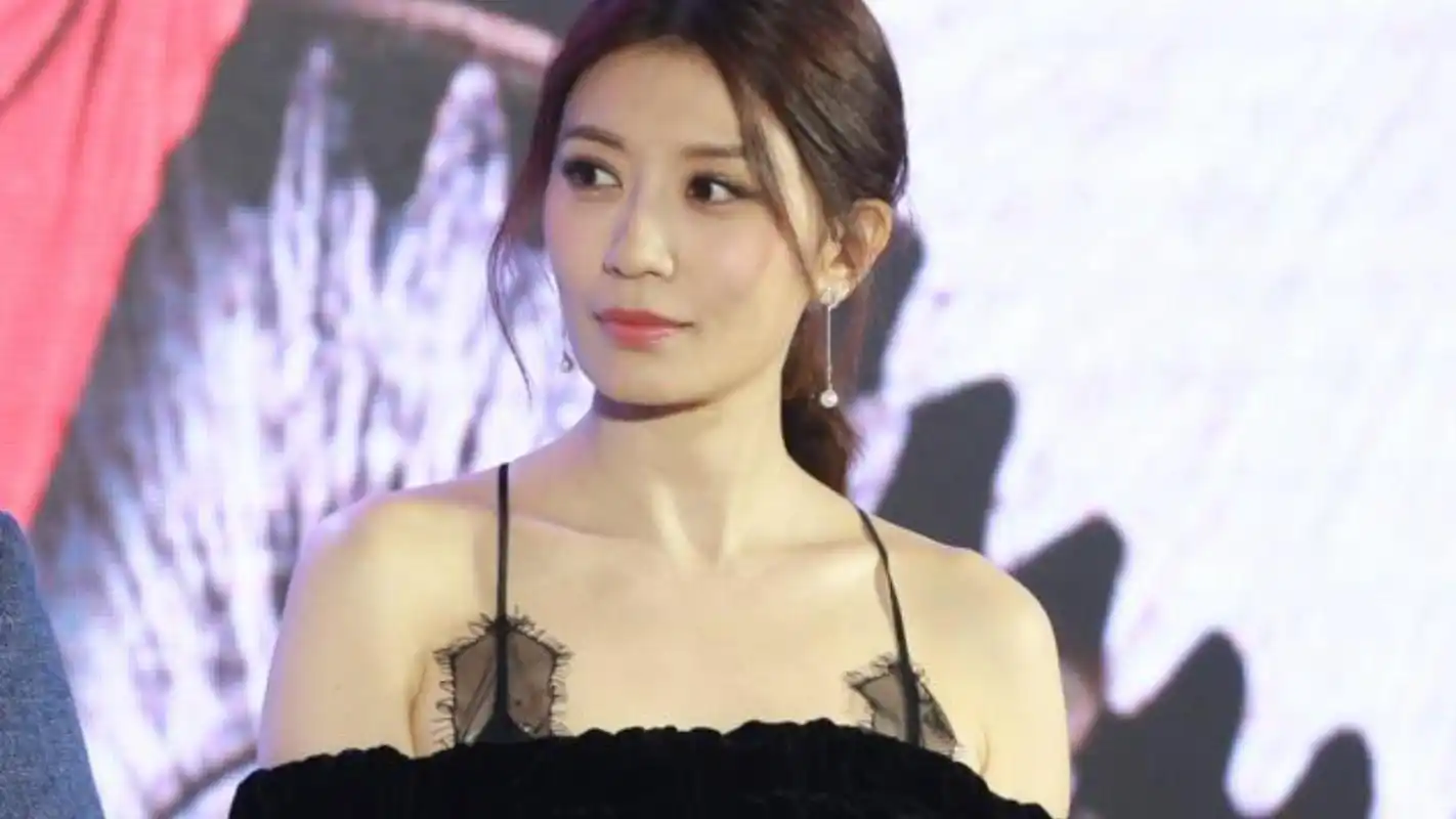 贾静雯黑色蕾丝裙,尽显成熟性感,魅力无限