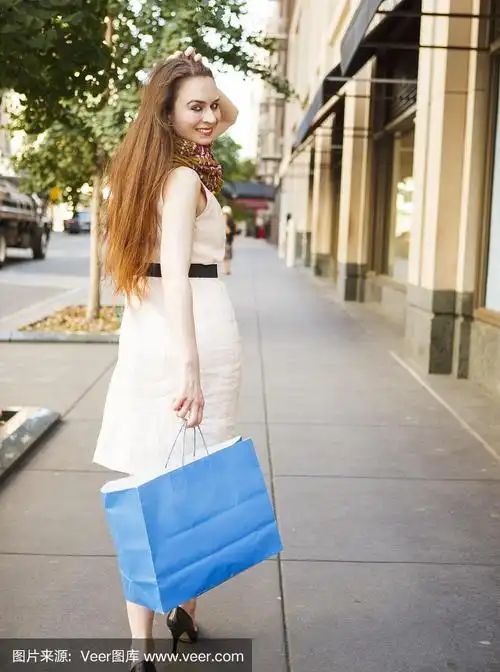 微笑的女人回头看