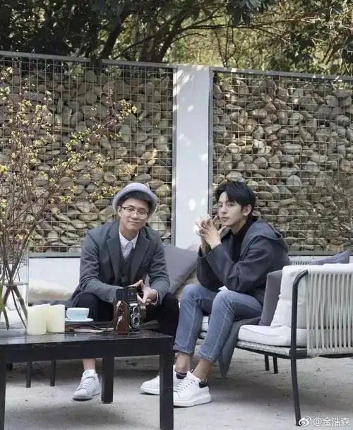 男生如何拍出好看又帅气的合照?