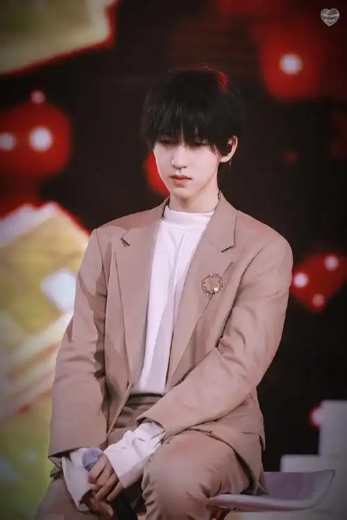 贺峻霖把衣服跳炸开了##黄昏舞台##时代少年团粉丝见面会