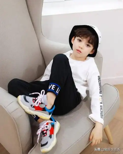 最近很火的这个小孩叫cooper lunde.今年5岁,是加拿大和韩国的混血儿.