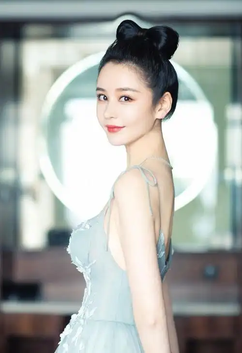 "晶女郎"邱意浓亮相佛山功夫电影周闭幕式,自曝很想尝试打戏-半岛网