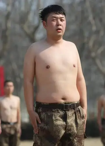 杜海涛秀满身肥肉早年暴瘦照曝光图