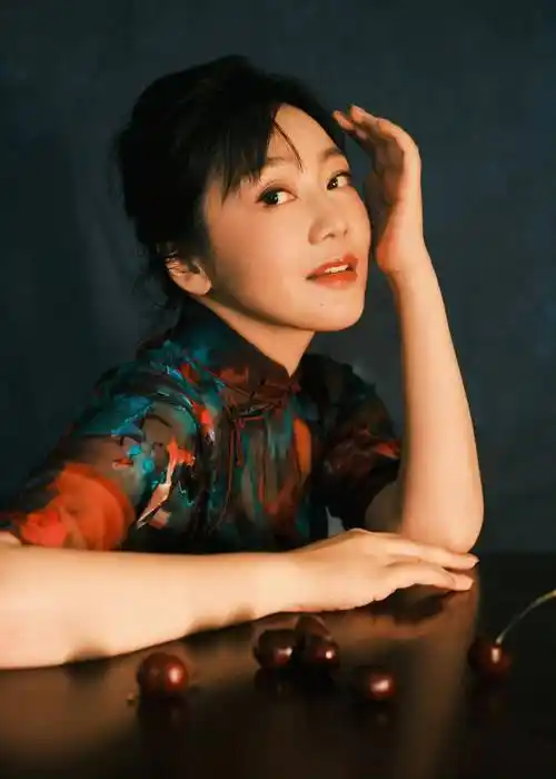 时代面孔 | 2023年度人物闫妮:热爱艺术 追求卓越_表演_电影票_成功