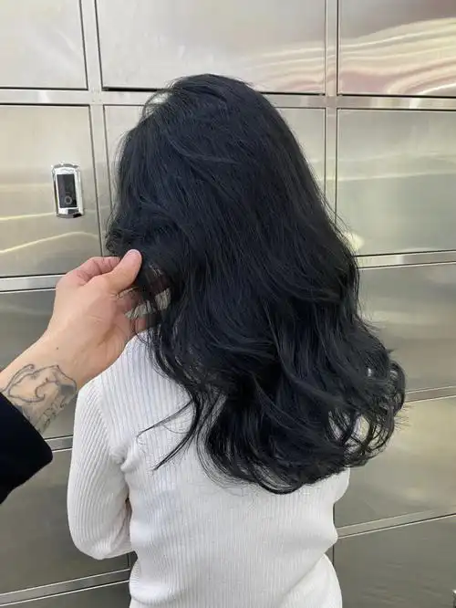 黑色头发烫完不显老的卷发造型 长发必烫黑色头发烫完不显老的卷发