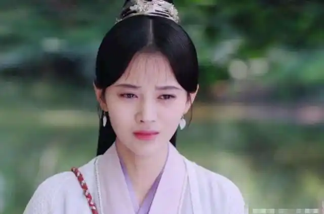 同样是"笑着哭",赵丽颖,关晓彤没啥,周冬雨不愧是影后