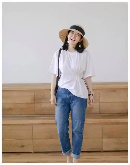 春季就要这样穿白t恤配牛仔裤清爽简约基础款也能穿出高级感