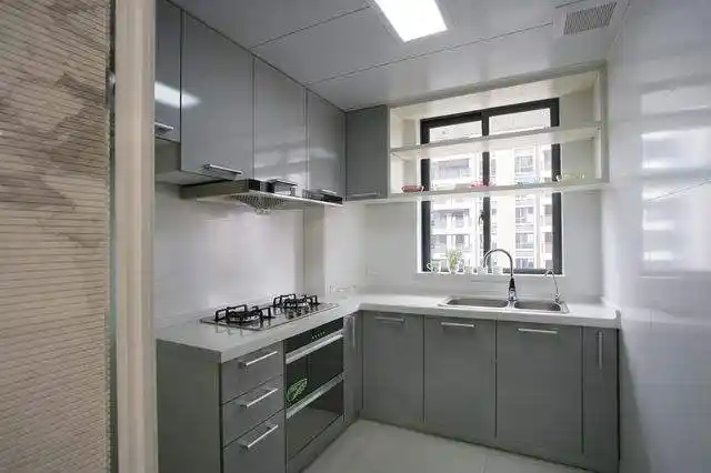 关于厨房厨柜门什么颜色好看,是一个非常大的问题,厨房橱柜门材质有