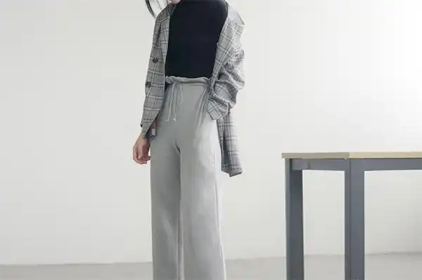 女装百科 灰色裤子配什么上衣灰色裤子可以搭配灰色西服外套,白色休闲