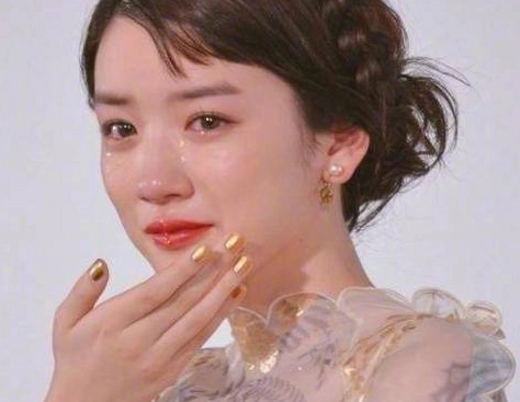 我们的高颜值女星李嘉欣就已经在影视作品中演绎了一次仙女式哭泣了.