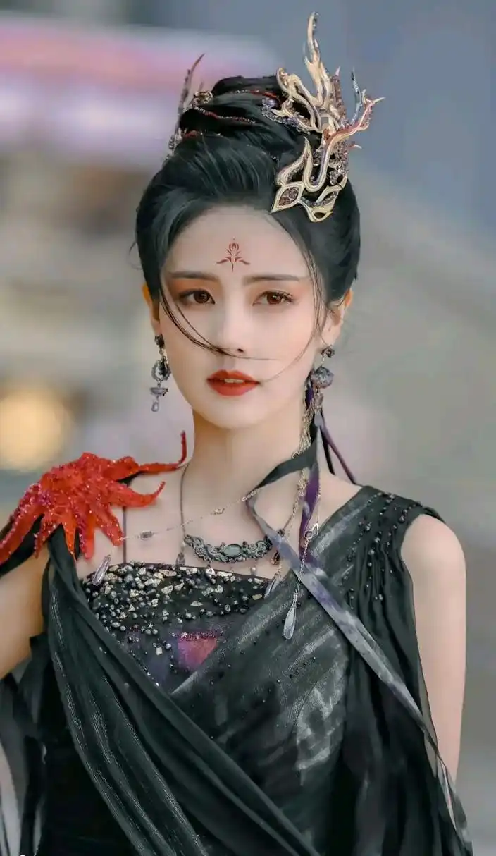 白鹿就适合演这种霸气角色,一人千面,真的很飒,气场全开! 桑酒耍狠这