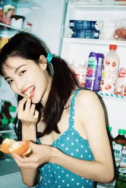 上一个靠着拍照让人印象深刻的还是倪妮,现在轮到了钟楚曦了,看来