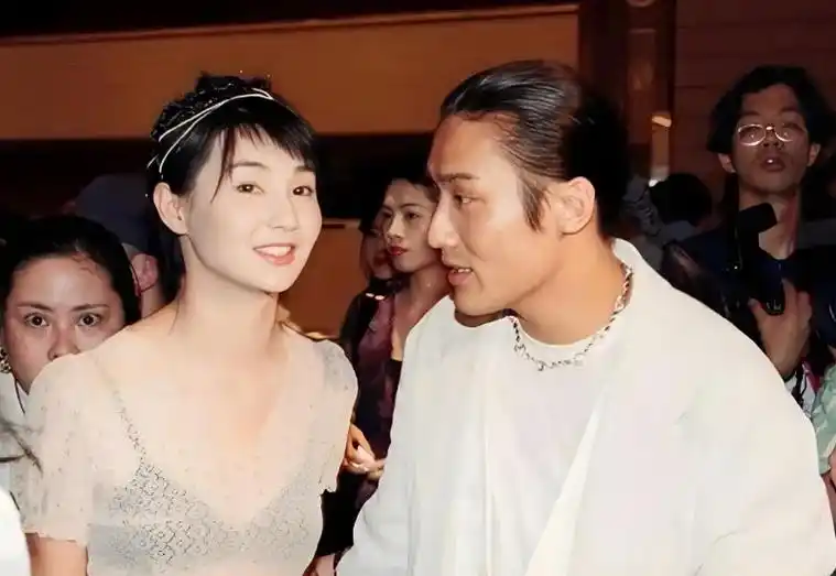 当年,拍完《新龙门客栈》后,梁家辉对张曼玉说:"以后除了拍戏