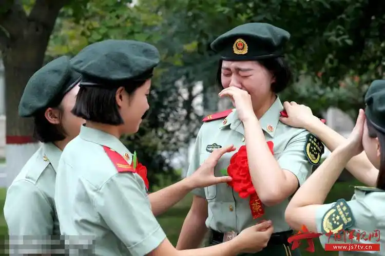 武警郑州支队女兵退役难掩泪水再见了我的军营