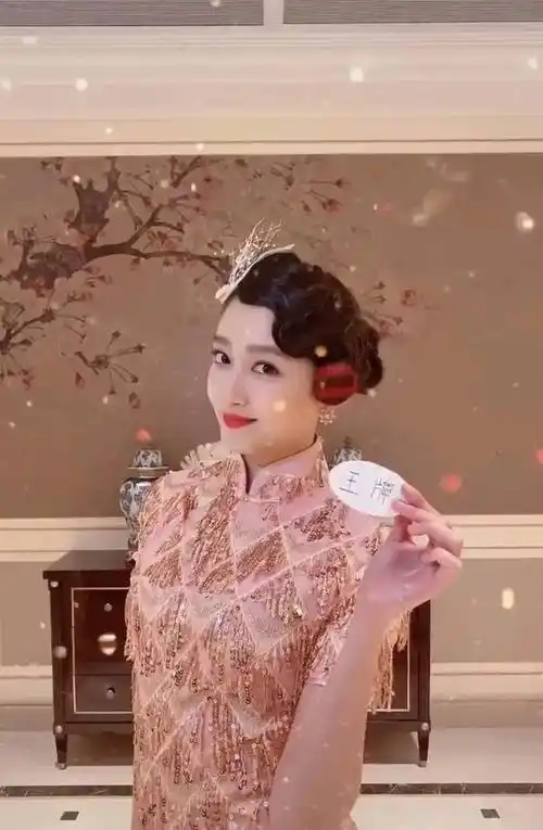 关晓彤旗袍造型曝光,身材玲珑有致,舞姿迷人似精灵一般_设计_曲线