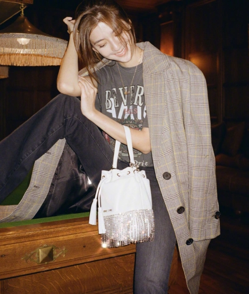 吴千语奢侈晒照,拎大牌包包秀美颜