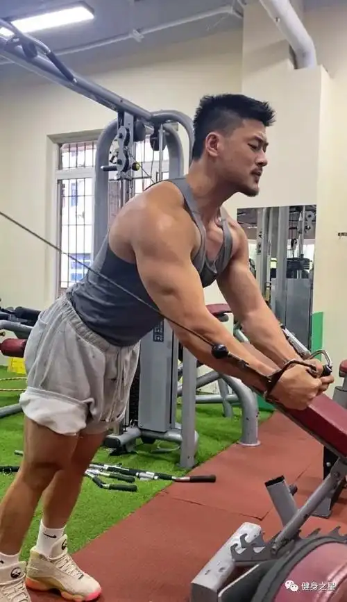 肌肉巨无霸小哥健身照引发舔屏阳刚气质太可了