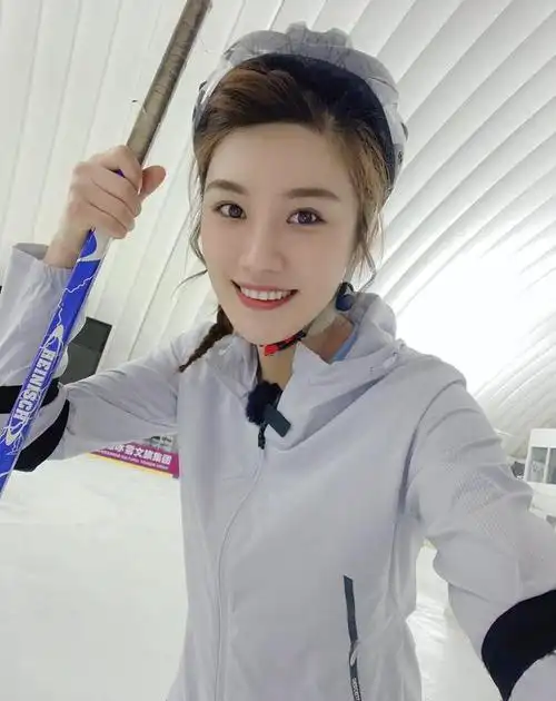 央视新面孔郑子可被重用,新闻播报节奏到位,典型播音腔被看好|主持人