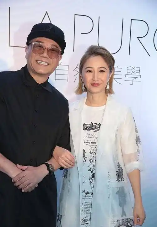 张家辉真有福气,老婆关咏荷年近60不显老,穿休闲长裙好温婉_风格_服饰