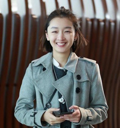 周冬雨前往伦敦看秀见镜头露招牌笑容好俏皮