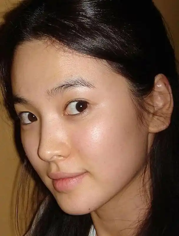 女星罕见素颜照,古力娜扎都笑抽了!