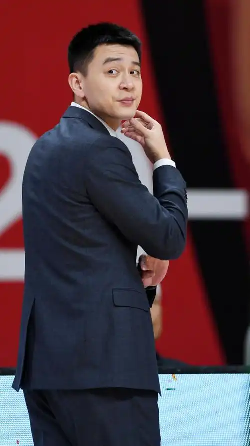 杨鸣:就这?我穿西装都能进