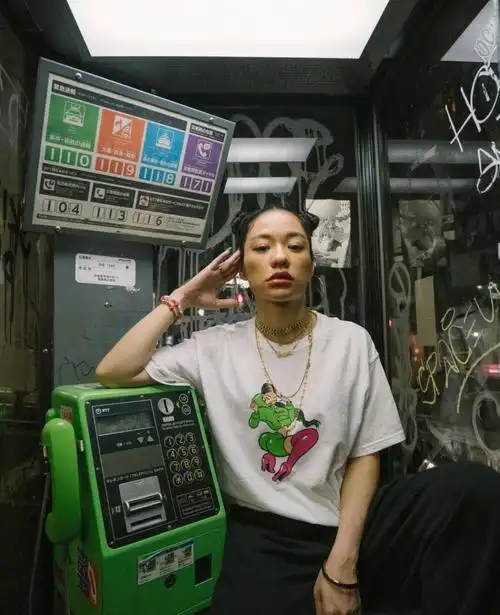 88rising将她列为日本的hiphop标志性人物之一.