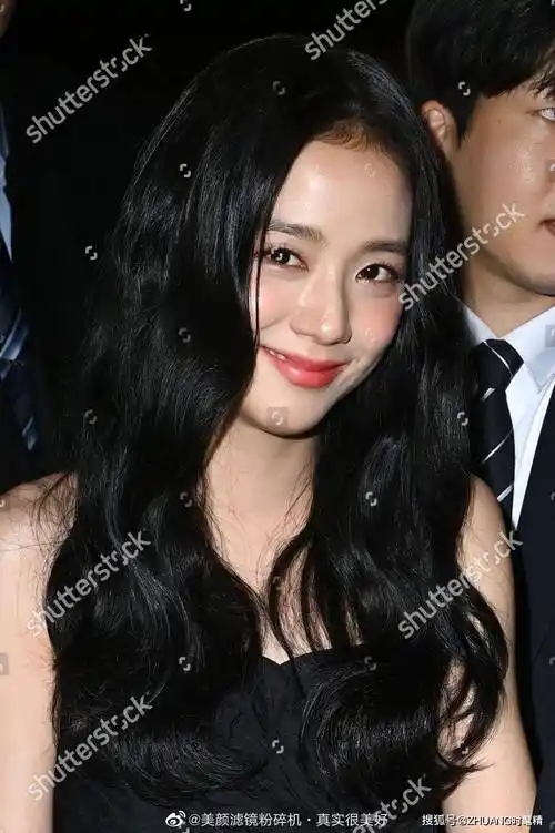 金智秀jisoo巴黎看秀,身穿黑色连衣裙.