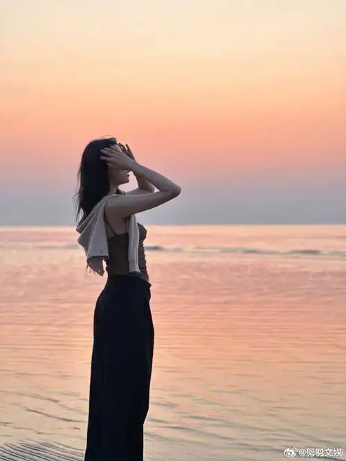 孙怡海边生日照##孙怡吊带阔腿裤