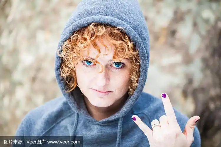 女人发出摇滚手势