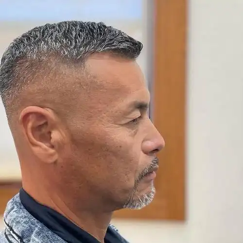 头发花白大哥,剪款背头真帅气,还有更多时尚男发供你选择