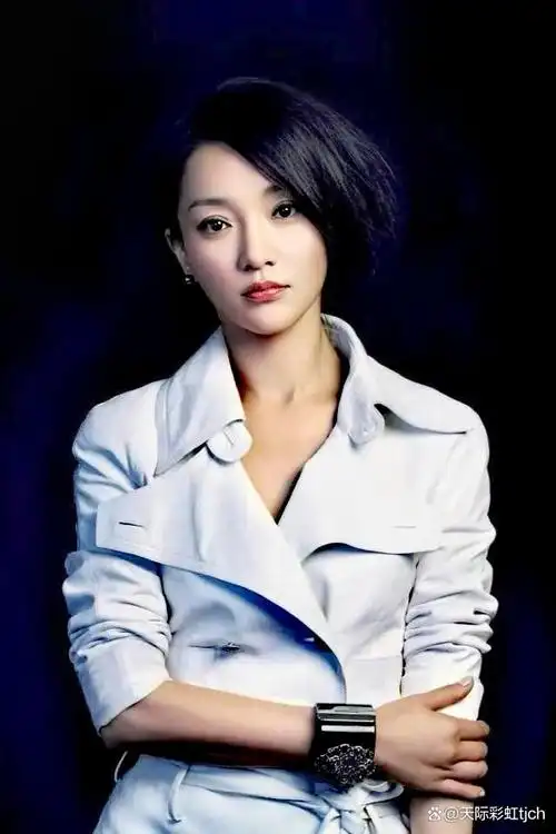 周迅,一位来自浙江衢州的普通家庭女孩,凭借着敏锐的表演意识和扎实的