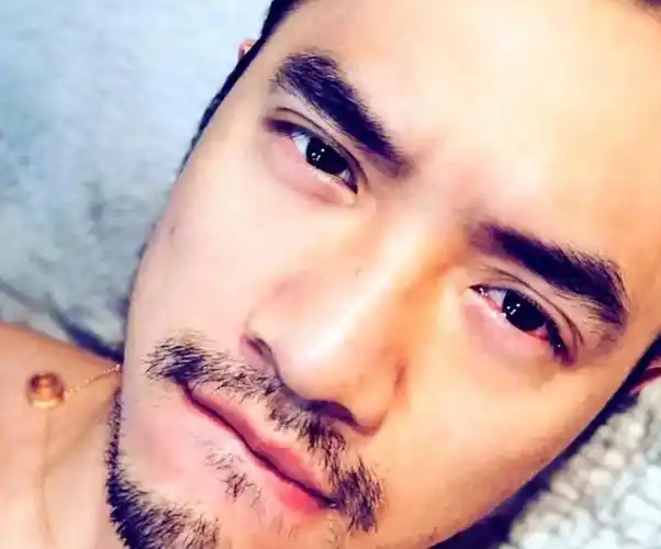 胡子拉碴中年性感男人