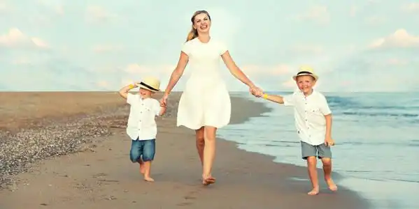 母亲和两个儿子照片