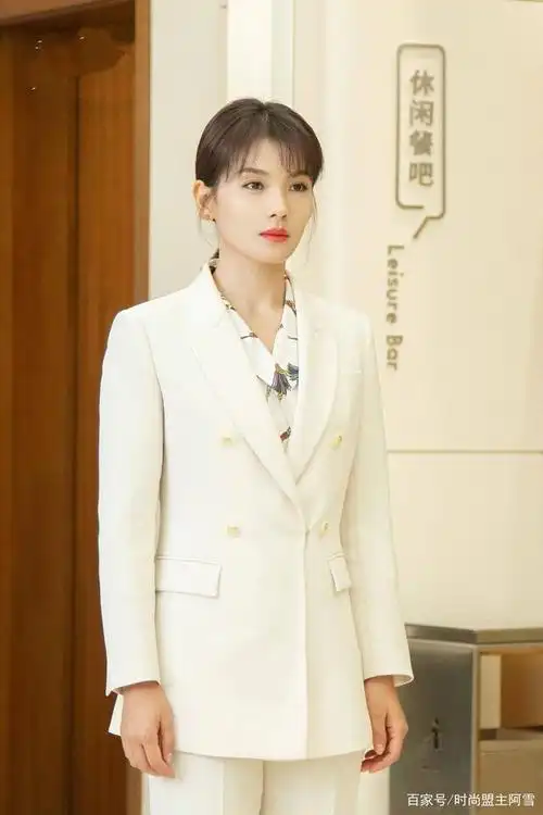 刘涛真的是承包了所有职场剧中的女强人角色,五官大方端庄,穿起干练的