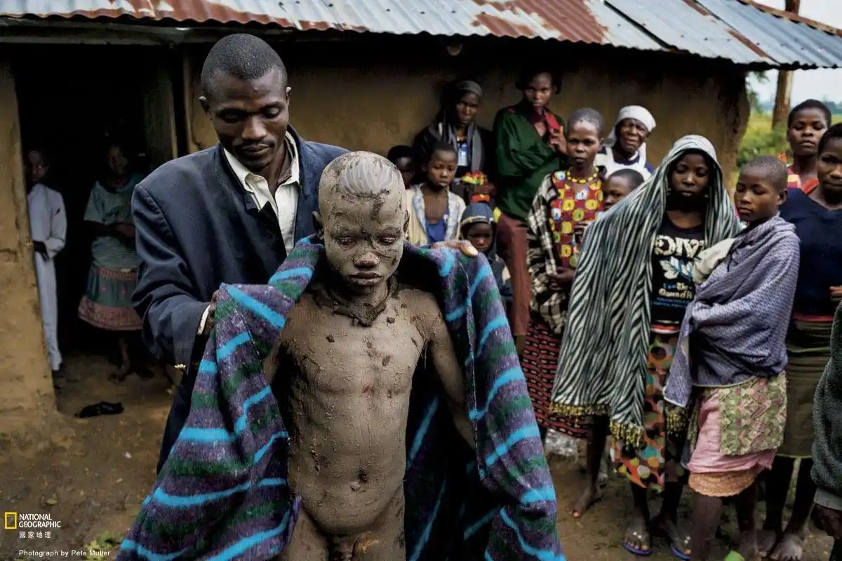 〈男人之路〉精选割礼完成后,沙迪克的父亲给他一张毯子.