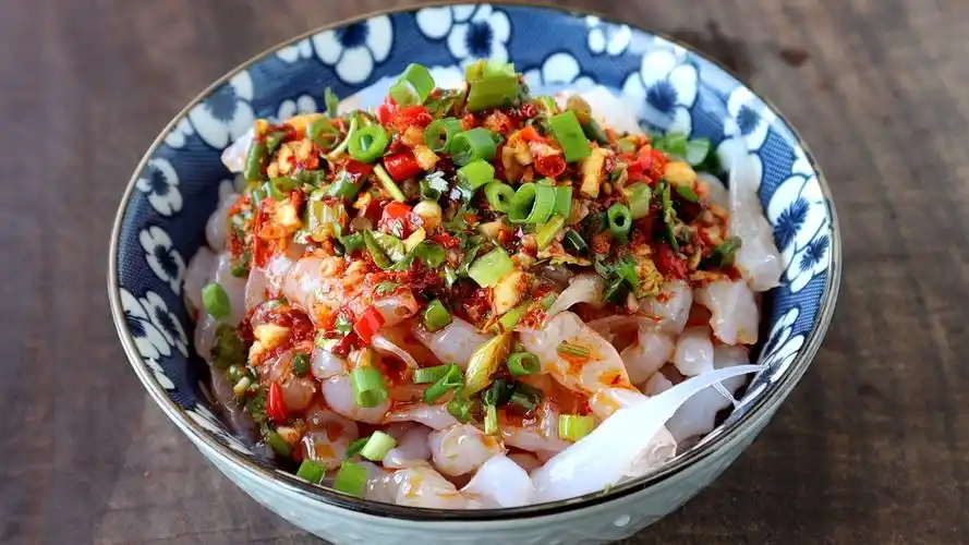 教你在家做凉粉漏鱼详细做法比例告诉你清凉筋道爽滑超好吃