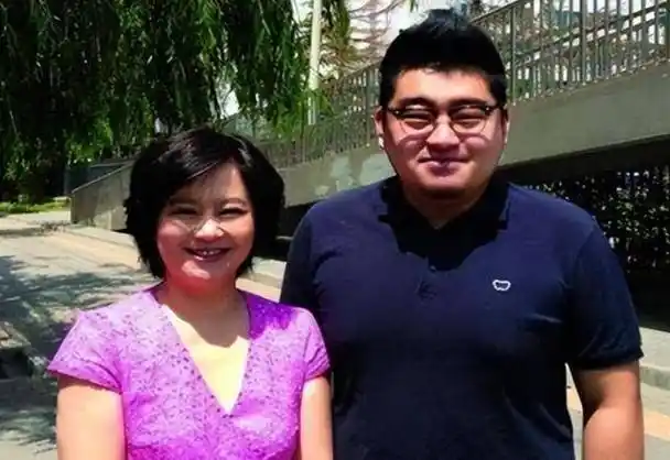 央视主播鞠萍:难忘父爱母爱,再婚获得幸福,如今儿子婚事我担忧_朱萍