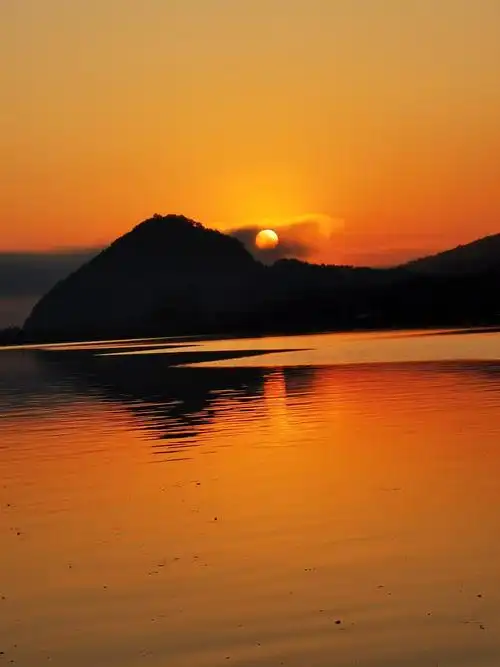 日出东方映山河