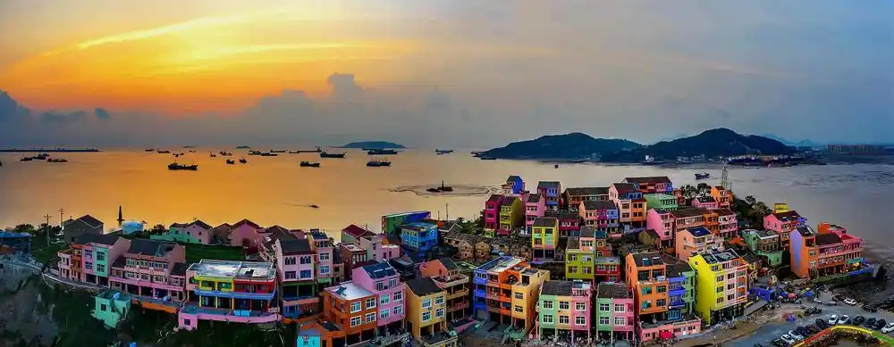 风光风情类 赵永清 《七彩渔村》.jpg